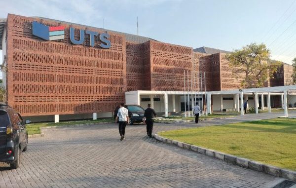 Universitas-Teknologi-Surabaya-1-600x437 (2)
